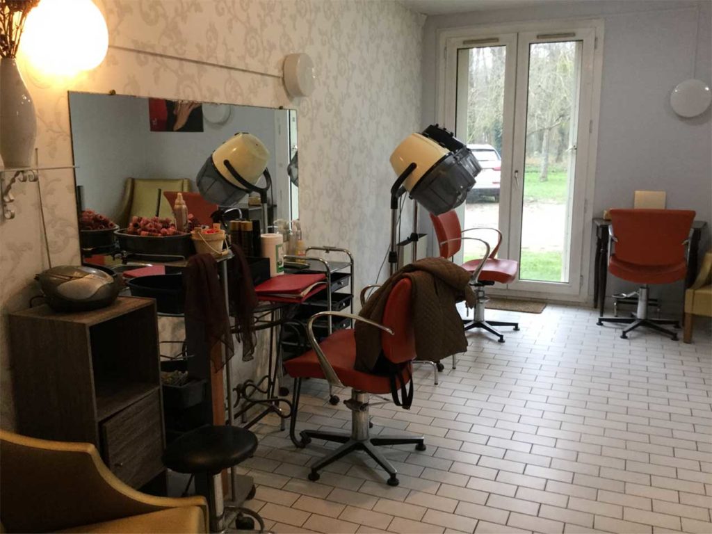 Cette image montre le salon de coiffure avant la rénovation du salon coiffure par TIFEXEL.